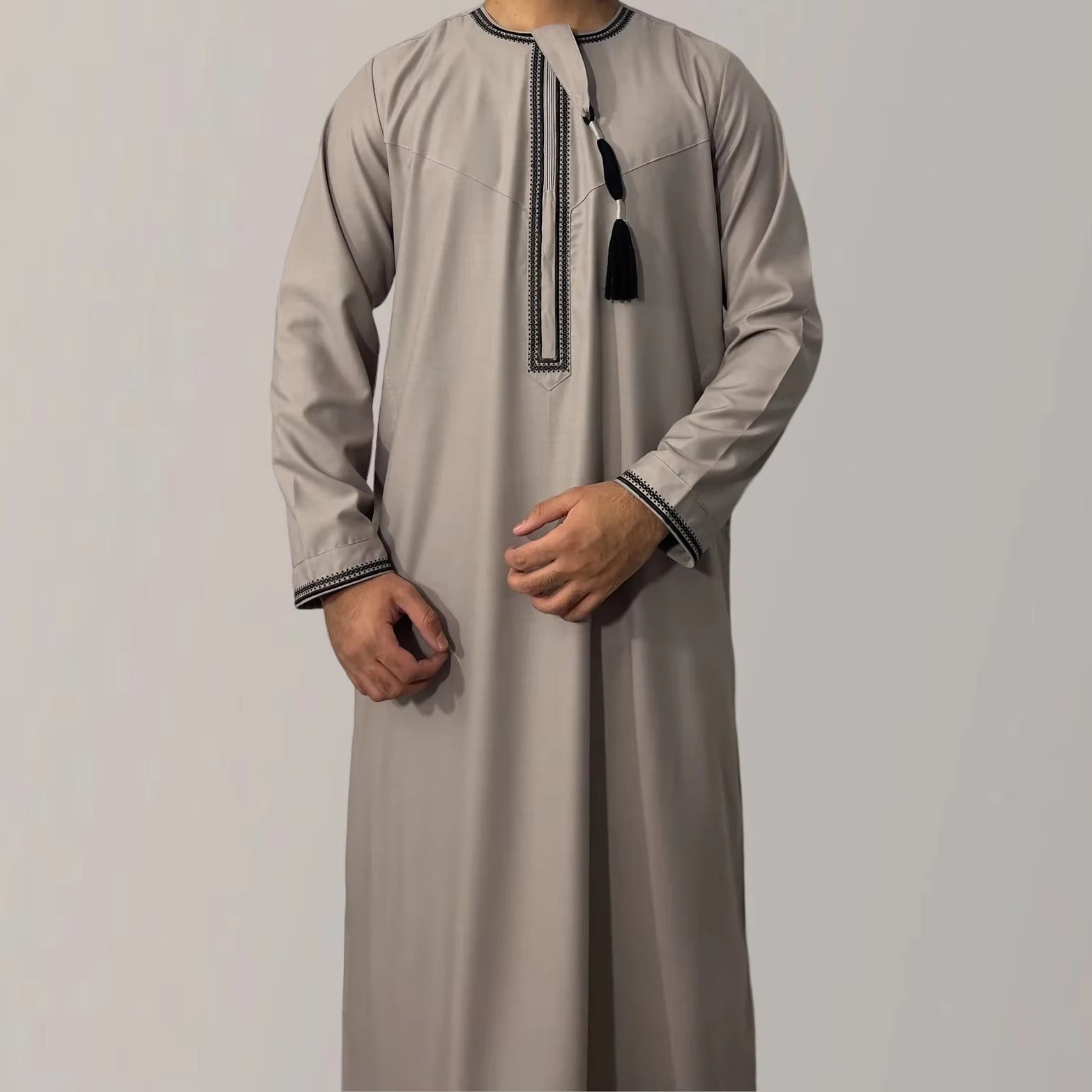 Premium Omani Thobe - Rundhals Broderad Grov Tofs