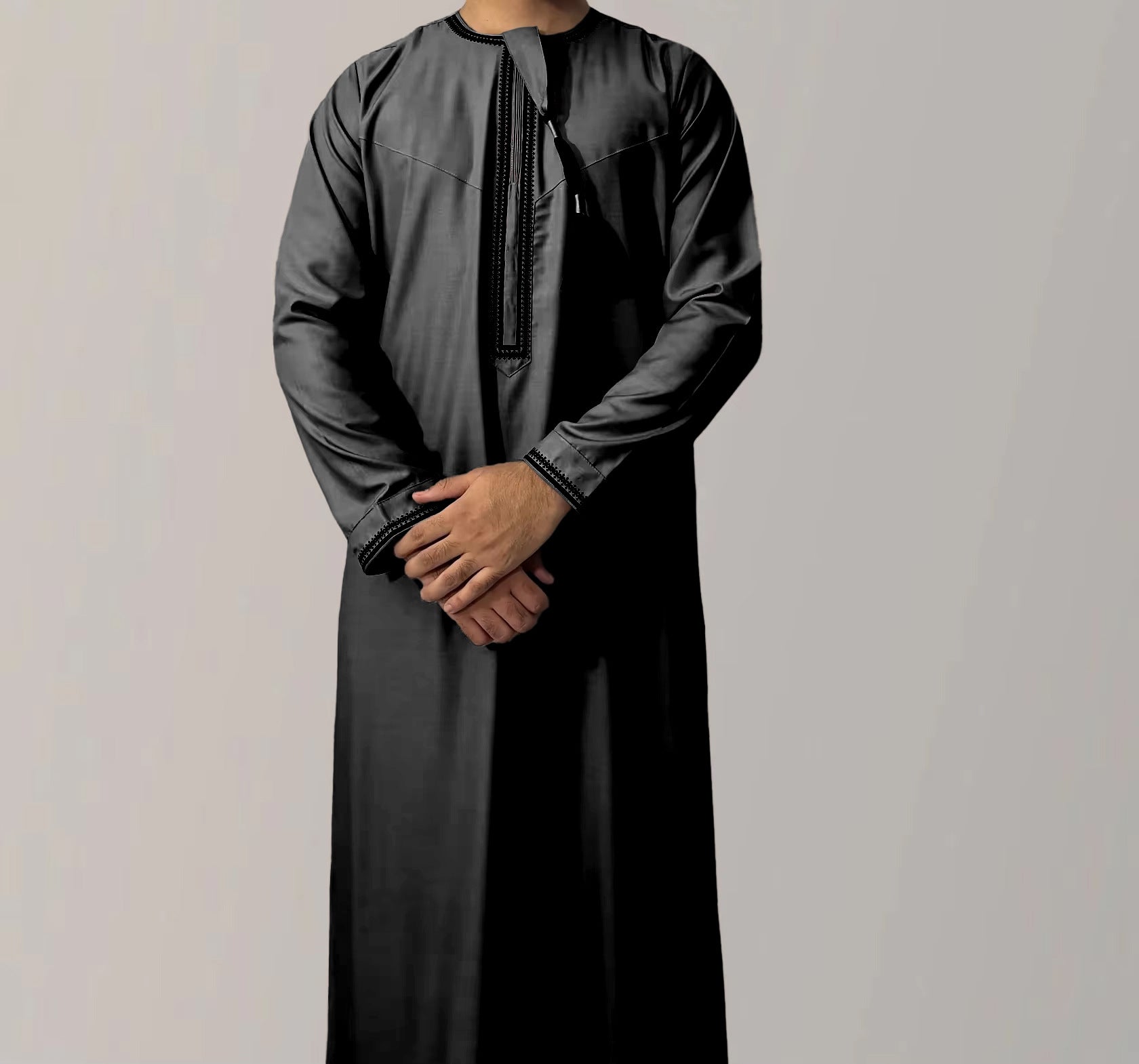Premium Omani Thobe - Rundhals Broderad Grov Tofs