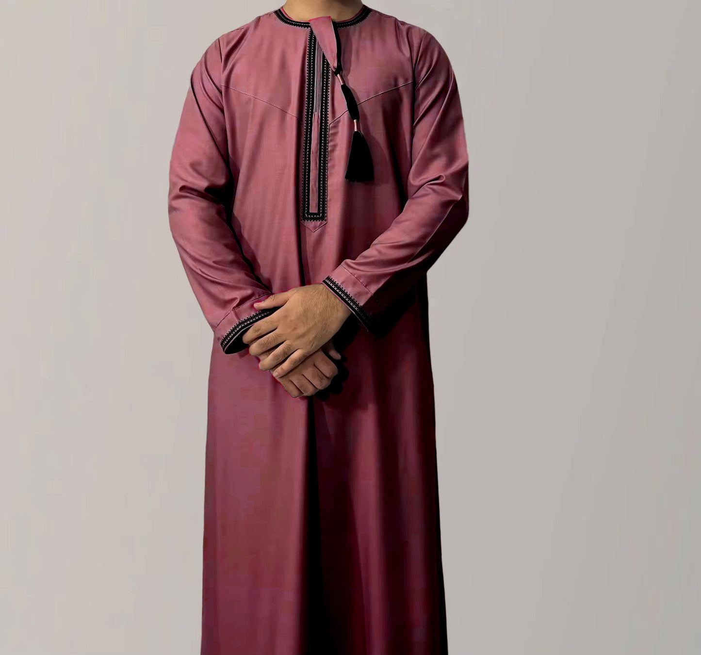 Premium Omani Thobe - Rundhals Broderad Grov Tofs